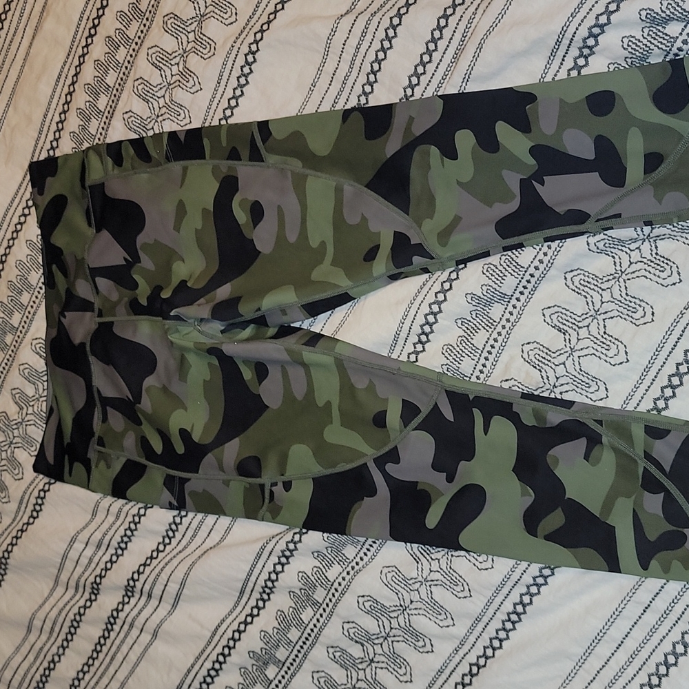 Zyia camo pocket light n Tight hi rise leggings
